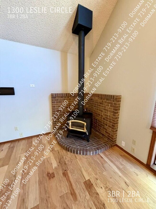Foto del edificio - 1300 Leslie Cir