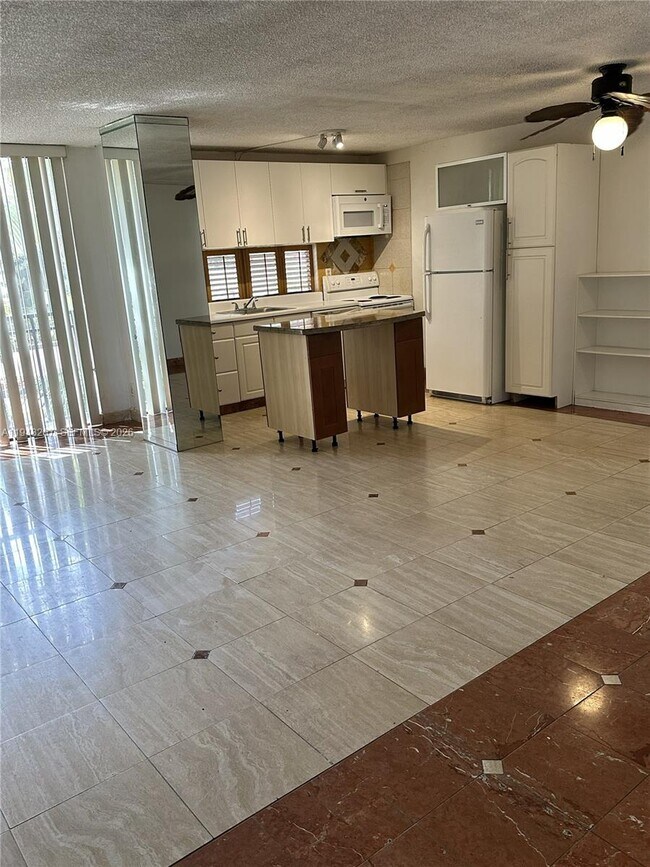 Foto del edificio - 17021 N Bay Rd