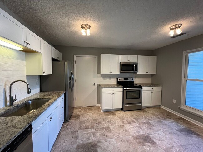 Foto del edificio - Charming Renovated 4 Bedroom Home