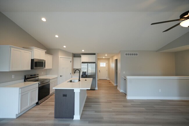 Foto del edificio - Beautiful 3 Bed Ranch Home w/ fully finished basement in Prime Norwalk Location