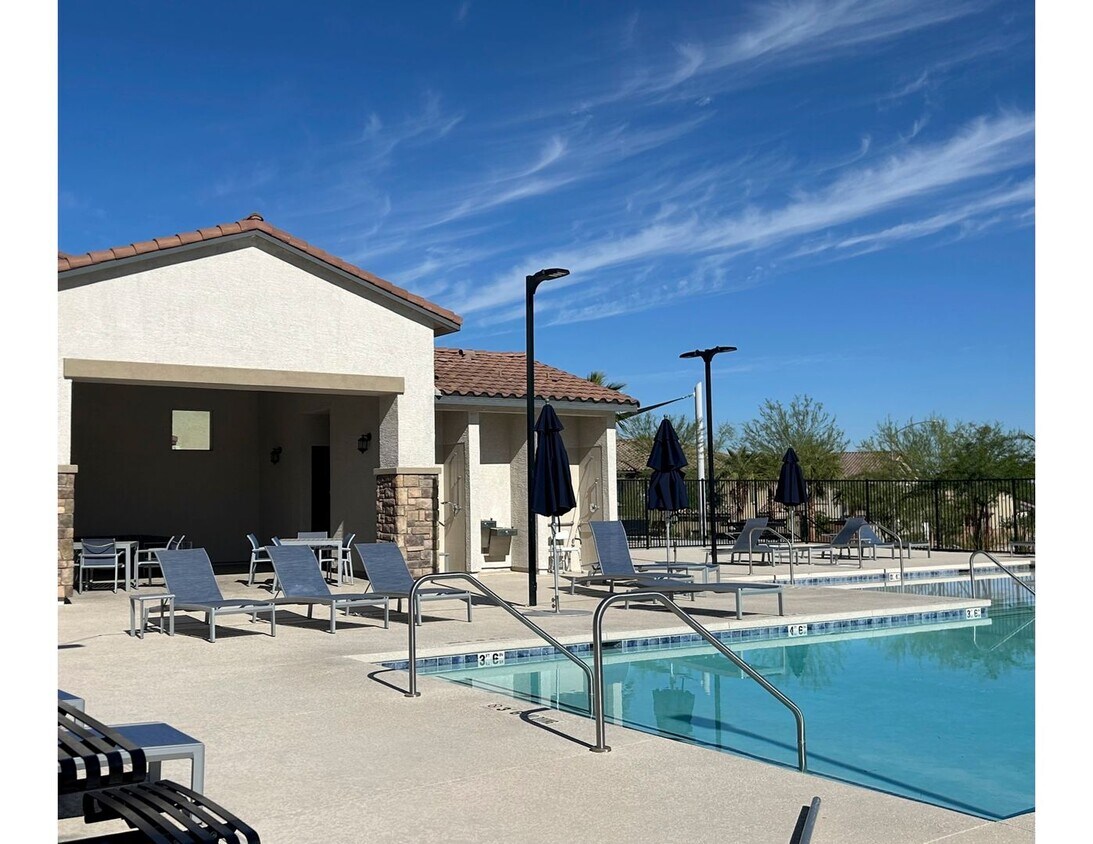 Foto del edificio - Beautiful Corner Unit with 2 Primary Bedrooms and So Many Upgrades!