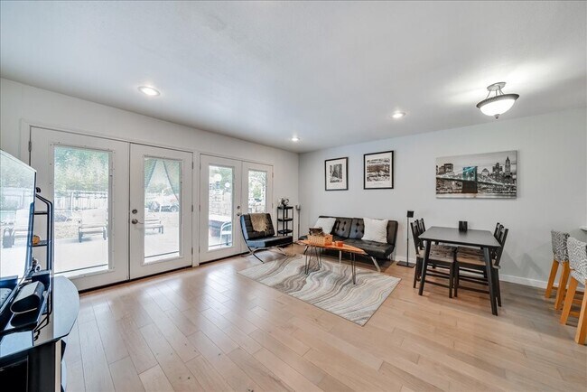Foto del edificio - 8001 Briarwood Ln