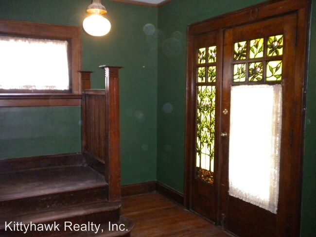 Building Photo - 1628 E 5th St