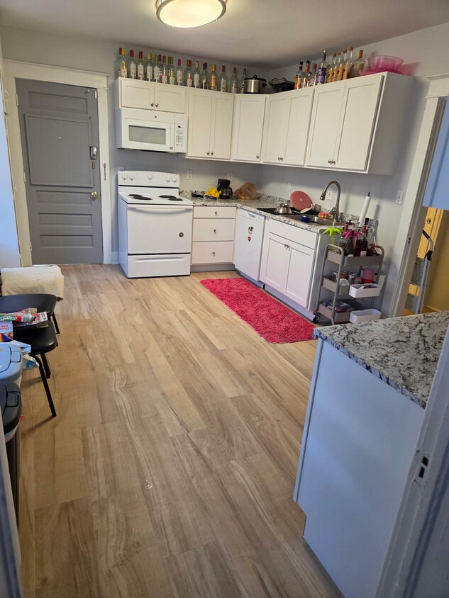 Cocina nueva hacia la puerta trasera - 208 N Normal St