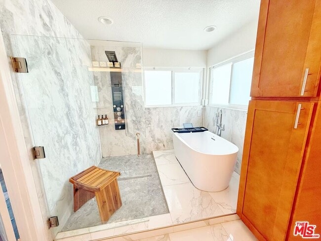 Foto del edificio - 15213 Daphne Ave