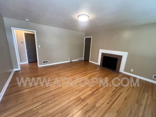 Building Photo - 871 Foothill Dr