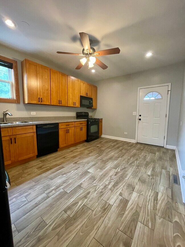 Foto del edificio - 2416 N Springfield Ave