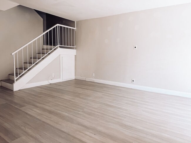 Building Photo - Large Townhome with 2 car garage