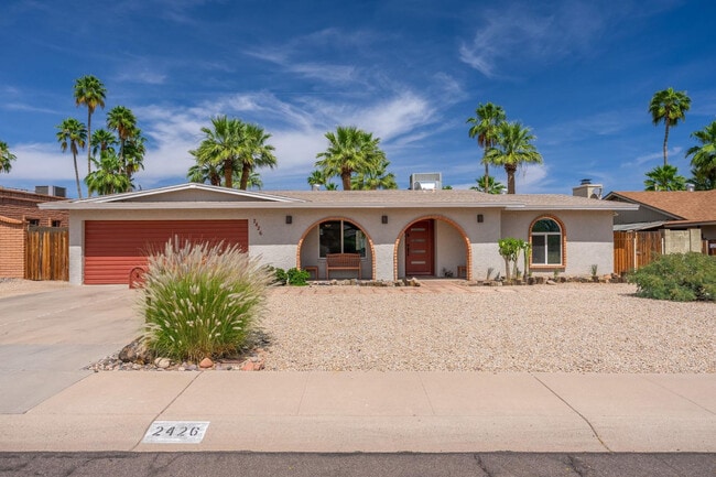 Building Photo - 2426 E Sahuaro Dr