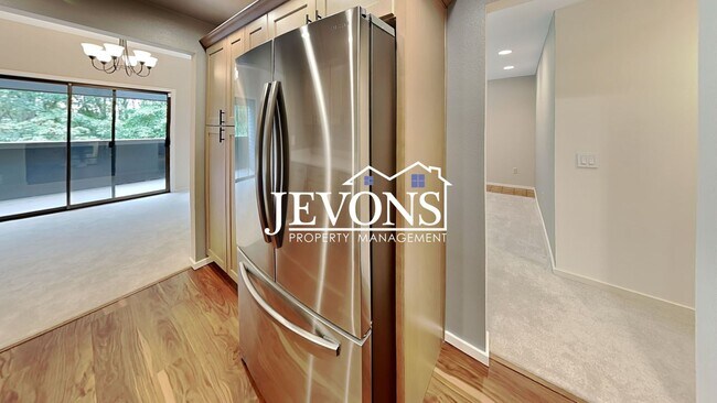 Foto del edificio - Top-floor 2-level condo with brand-new kitchen and ensuite bath – Utilities and internet included...