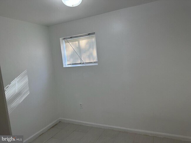 Building Photo - 1342 Levis St NE