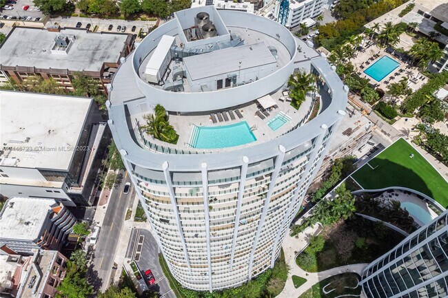 Building Photo - 2831 S Bayshore Dr
