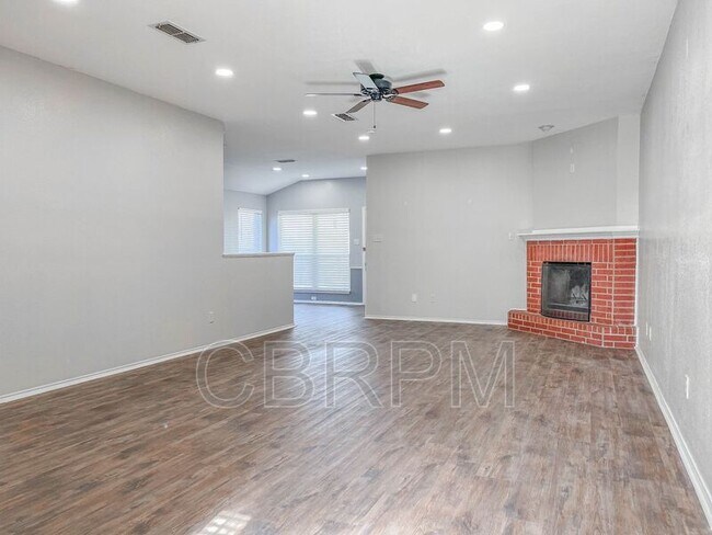 Building Photo - 6114 7th Dr