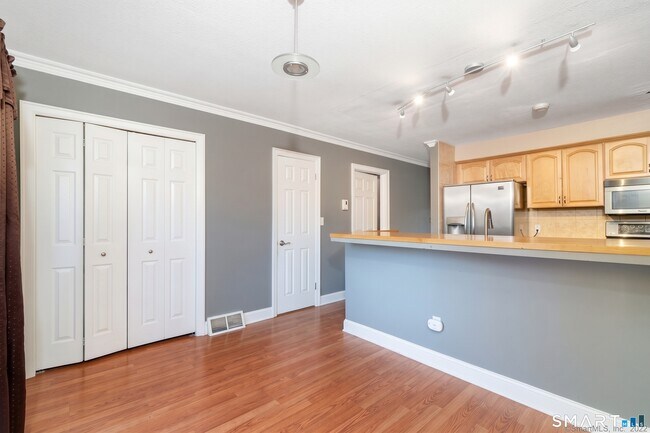 Building Photo - 91 Orangewood W