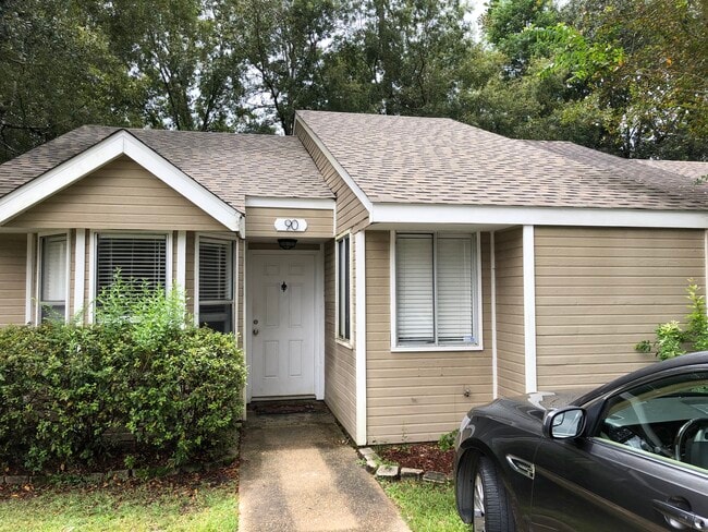Front view - 14216 Woodlands Dr