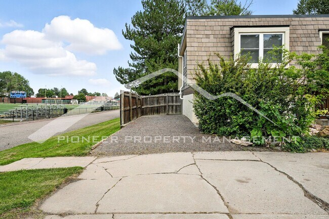 Building Photo - Charming Home with Washer/Dryer and Centra...