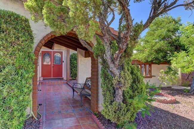 Foto del edificio - Discover this 4-bedroom, 2.5-bath historic beauty in the heart of Spring Valley, where Old Vegas ...