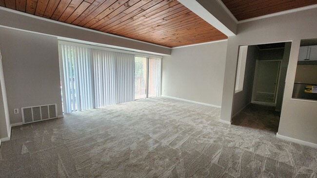 Building Photo - Completely Remodeled 2/2 Condo