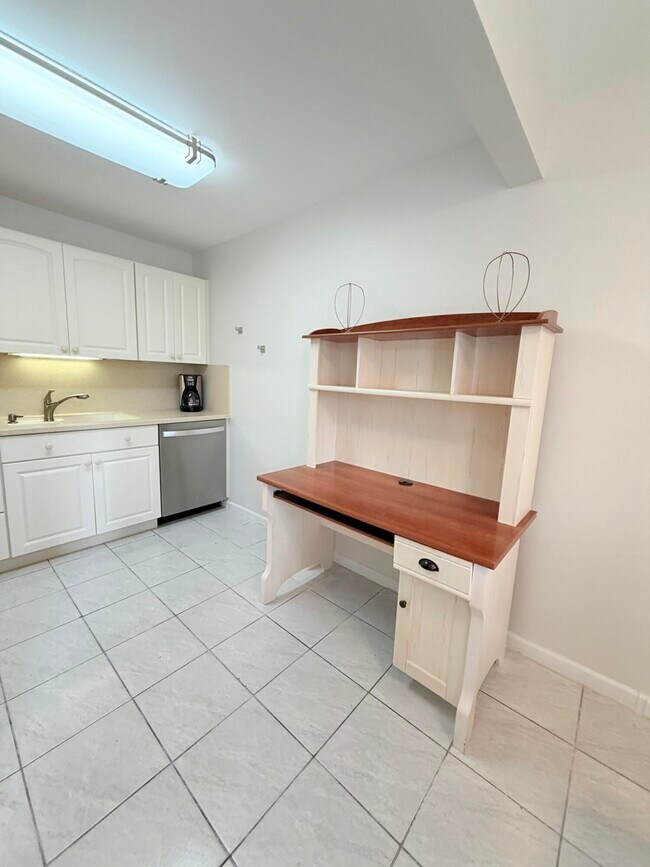 Building Photo - 1004 Newcastle A