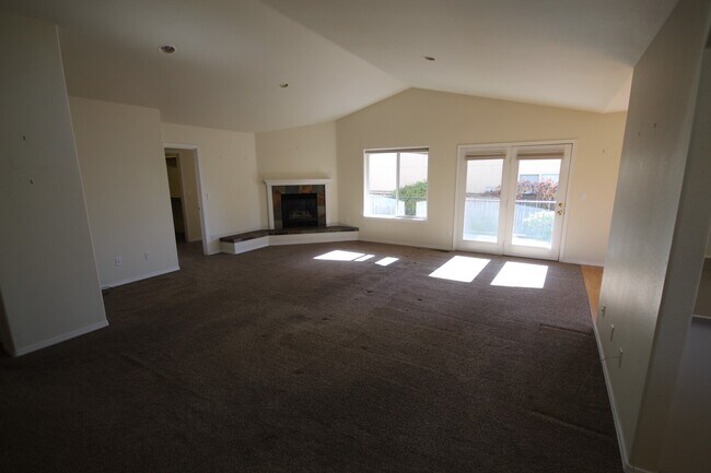Building Photo - Eastside 3 Bdrm, 2 Bath House, All Applian...