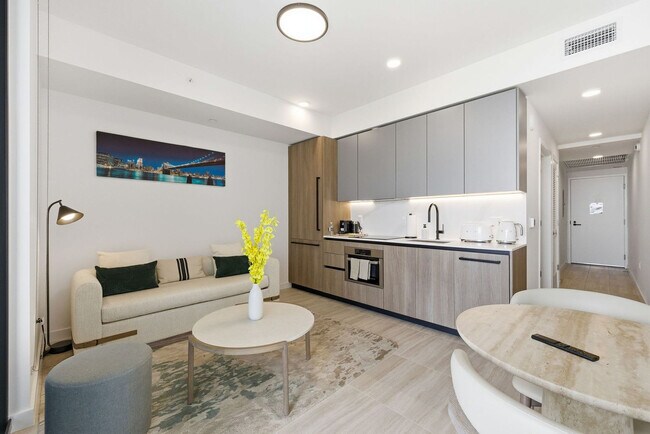 Foto del edificio - 7144 Byron Ave