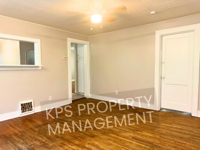 Foto del edificio - 902 E 8th St