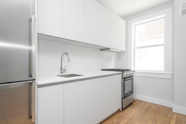 Kitchen w/built in dishwasher - 145 Highland Ave