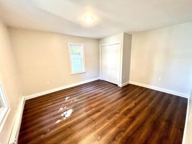 Building Photo - 6 La Grange Pl