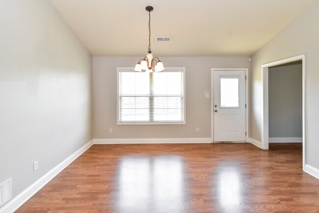 Building Photo - 2901 N Hartland Dr