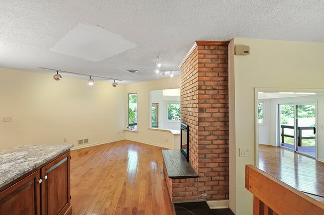Building Photo - 124 Meadowglen Dr