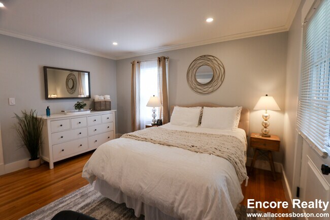 Foto del edificio - 247 Savin Hill Ave