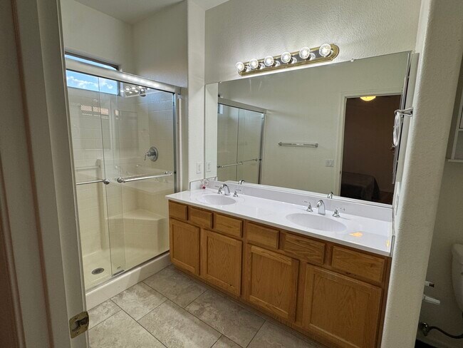 baño principal - 1251 E Runaway Bay Dr