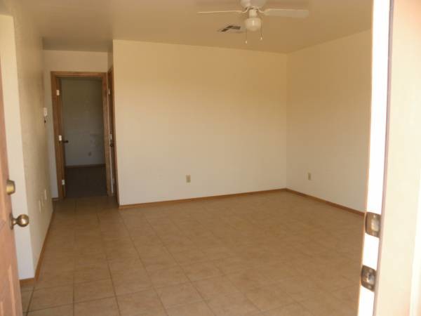 Sala de estar con azulejos - 2609 Dona Ana Rd