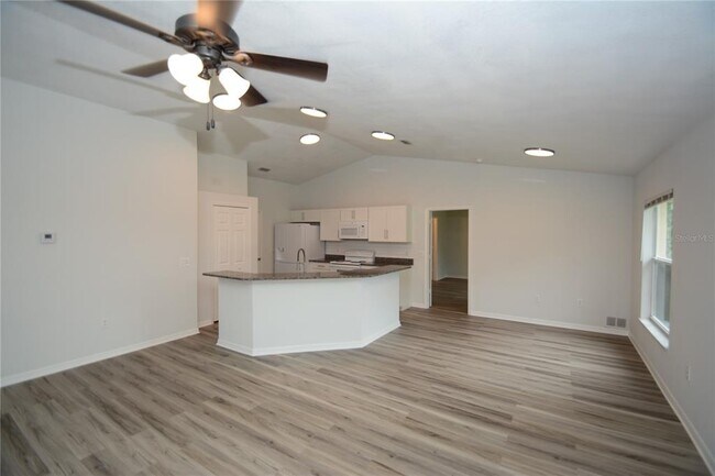 Foto del edificio - 122 White Hall Dr