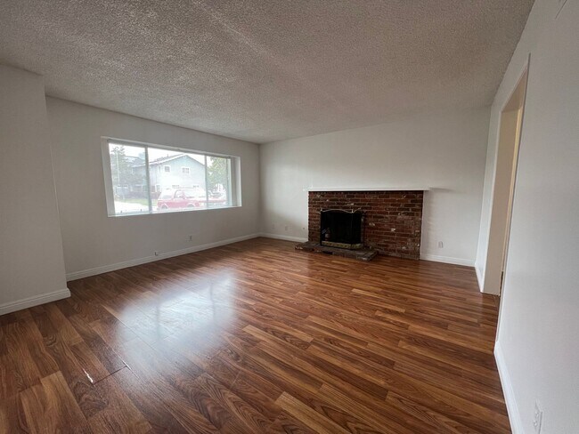 Building Photo - 3 Bedroom Home Santa Fe Springs