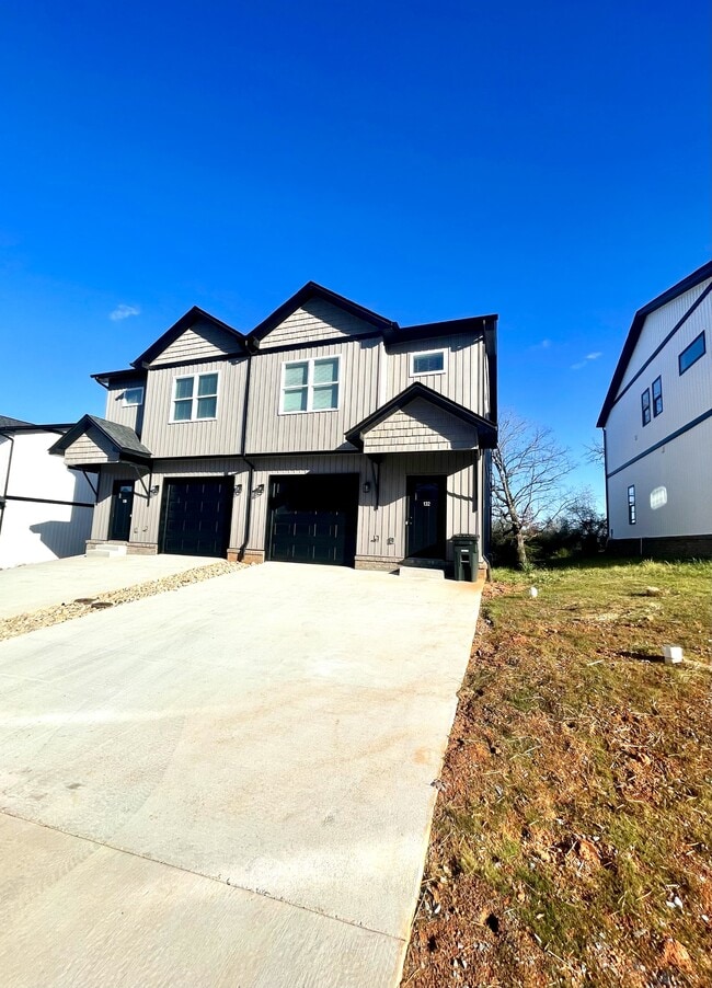 Building Photo - 132 Independence Ln