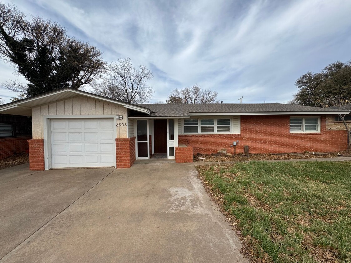 Foto principal - Central Lubbock-Beautiful home,2 living ro...