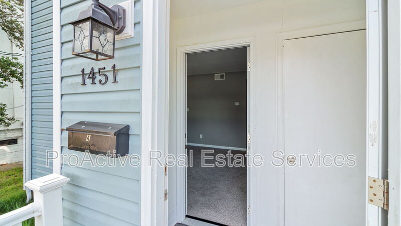Primary Photo - 1451 W Ocean View Ave