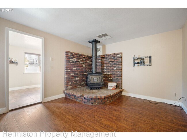 Building Photo - 3 br, 2 bath House - 935 E Gladys Ave