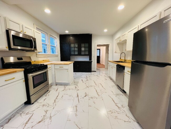 Building Photo - 558 N Oxford St