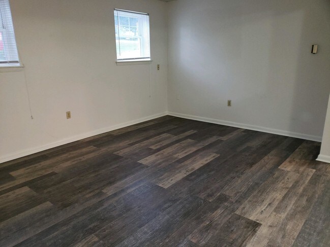 Foto del edificio - 302-301 Broce Dr