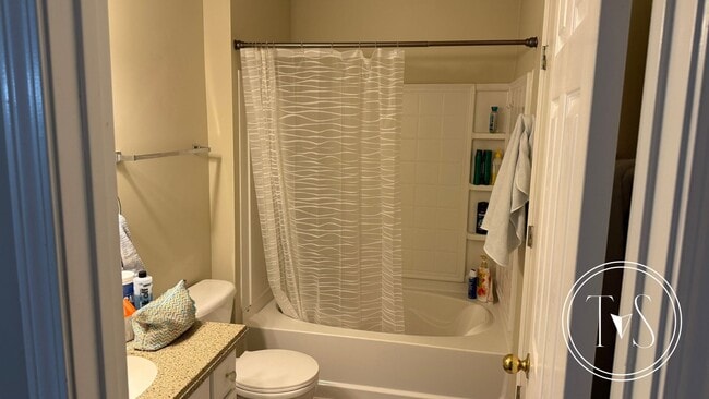 Building Photo - RATE DROP ALERT (was $2300/month) and SUMM...