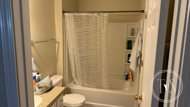Foto del edificio - RATE DROP ALERT (was $2300/month) and SUMM...