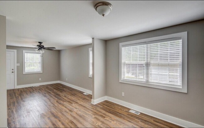 Building Photo - 412 S Charleston Ave