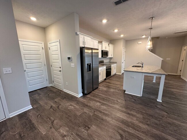 Foto del edificio - MOVE IN SPECIAL Beautiful Open Concept 3 B...