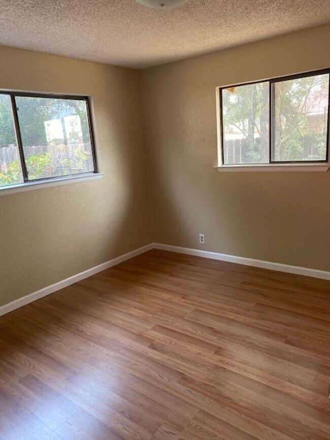 Foto del edificio - Cute house in Enterprise Area!!