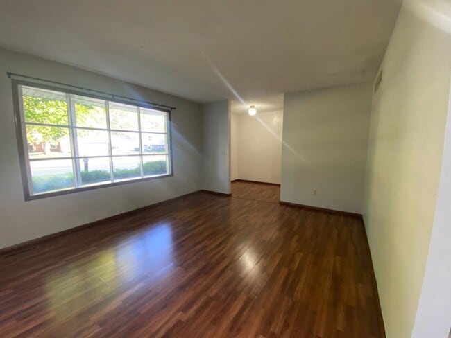 Building Photo - 3 Bedroom Home with Attached Garage!