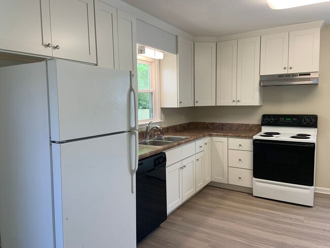 Building Photo - 3 BR, 1.5 BA house near Moses Cone