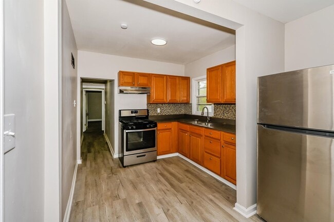 Building Photo - 305 Morton St