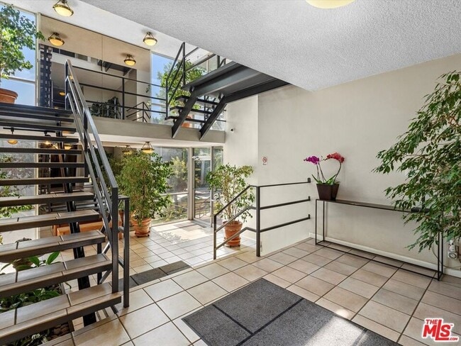 Foto del edificio - 7949 Selma Ave